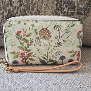 Tory Burch Wallet with Wristlet and Structured Design
